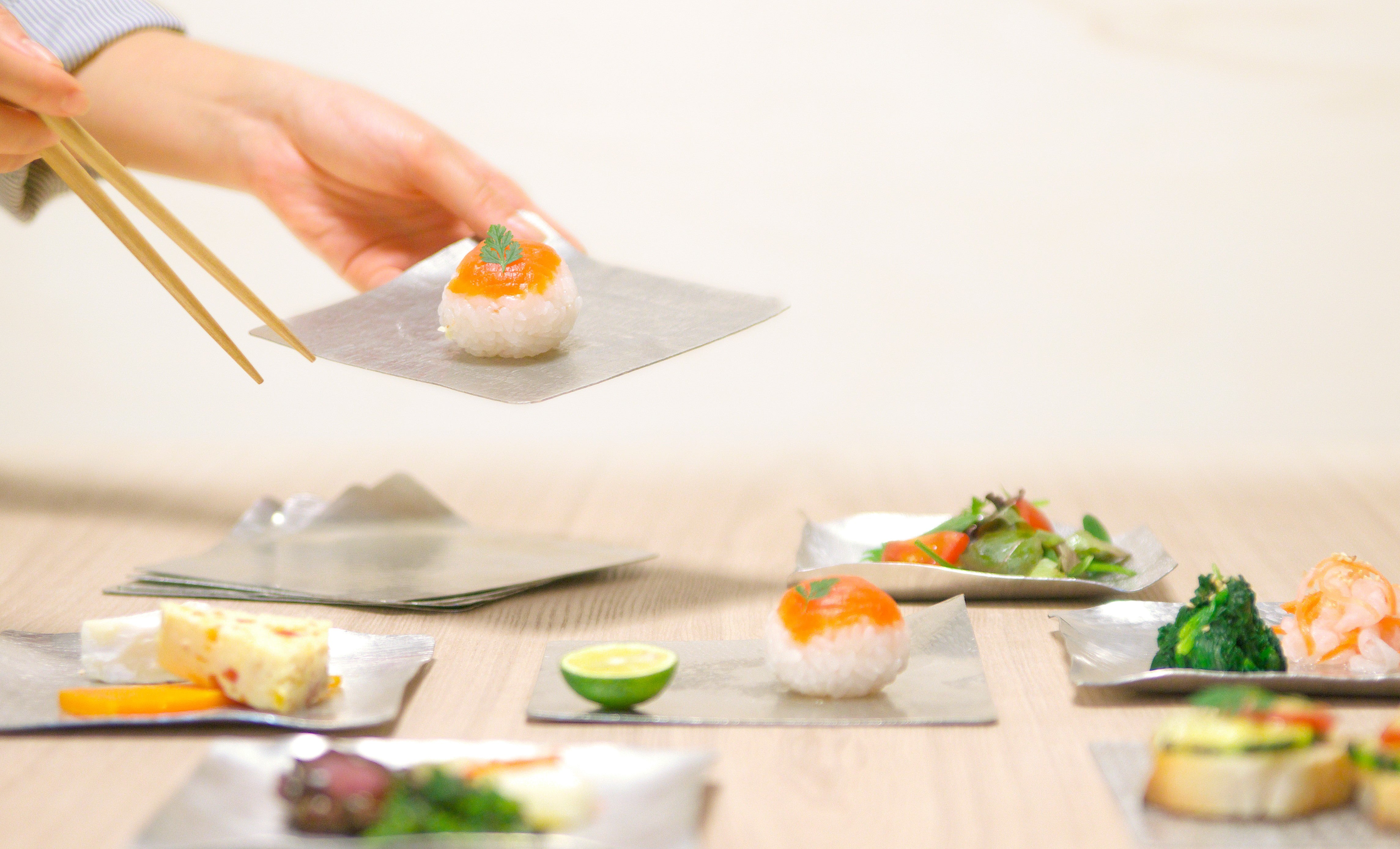 家業を守り続ける祖父母に贈る錫のお皿