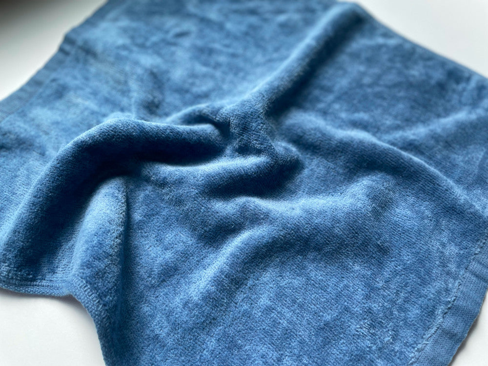 困った時に助けてくれる祖父母に贈る天然インディゴ染のハンカチ