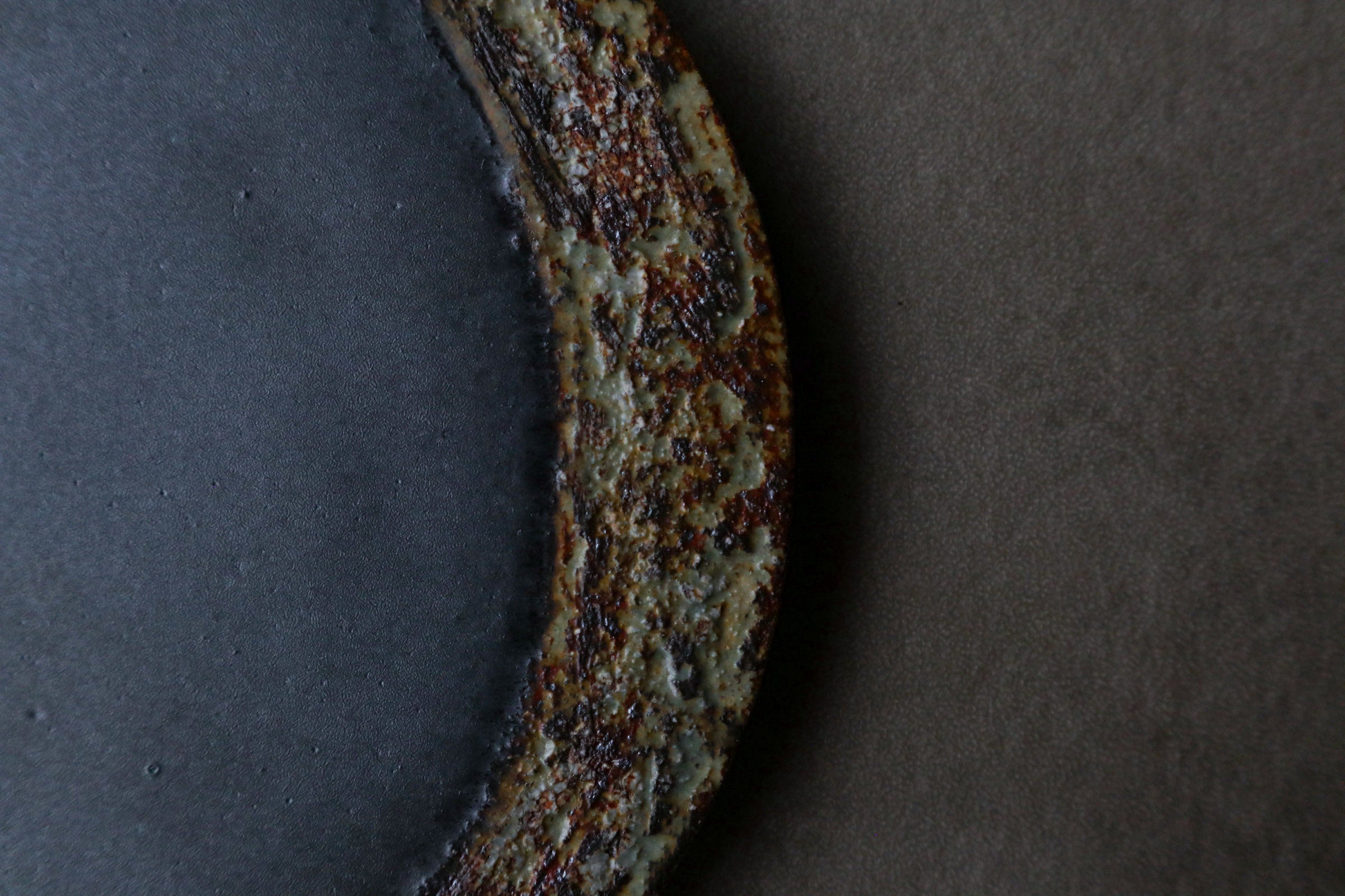 荒錆化粧三日月プレート(小)